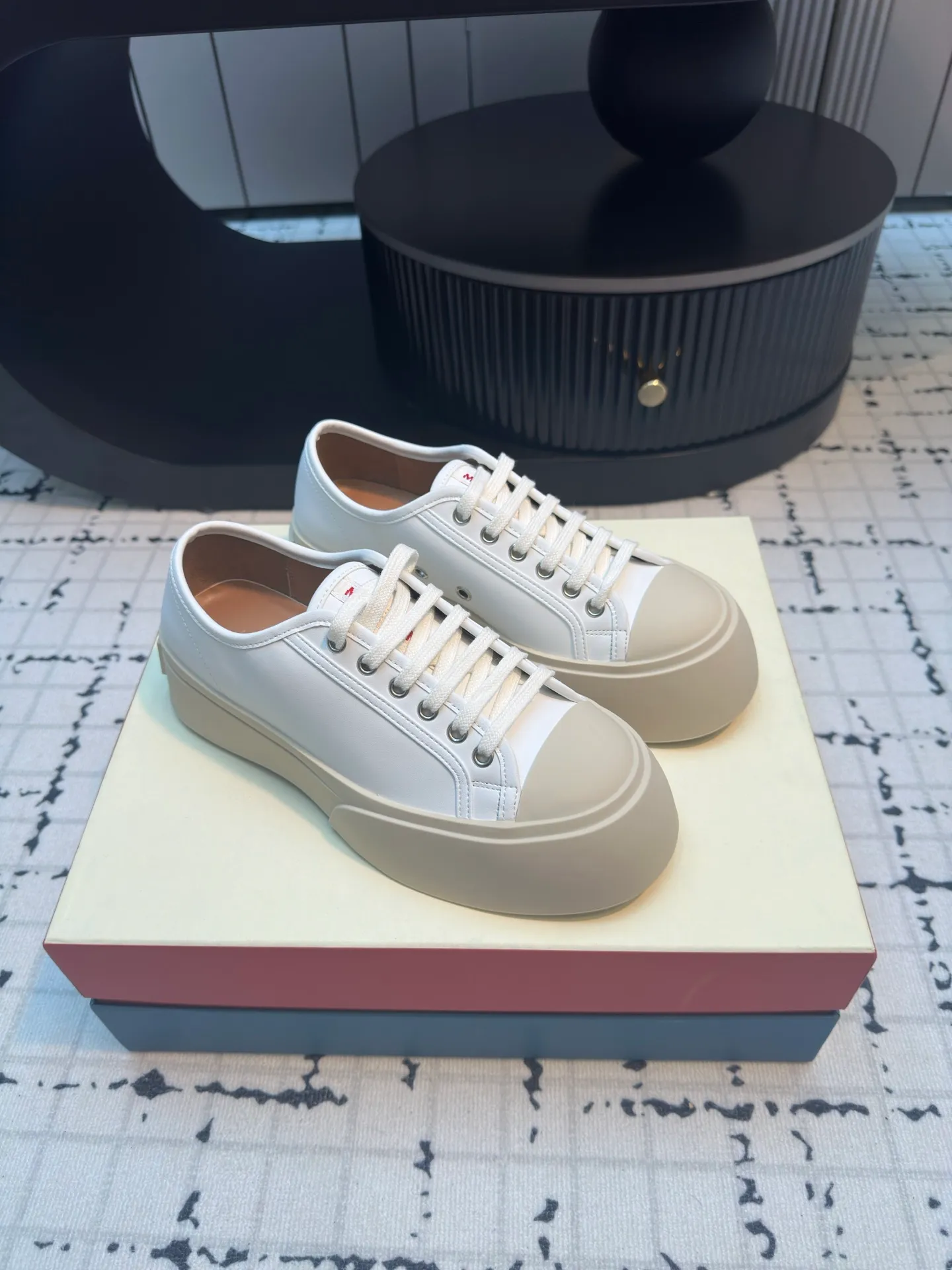 👟👟Ex-factory price 480👟👟 Large lace-up shoes, the cutest baby shoes in history. This year’s new colors are really beautiful, very fresh, and not bulky at all! A brand from an independent Italian designer, it has now become a famous brand in the international fashion industry. Since its establishment in 1994, the brand has expanded from women's clothing to men's clothing, bags, jewelry and glasses, and its product content is extremely rich! Marni's designs are not only bold in color and innovative in tailoring, but also very proud of its pure Italian origins. Not only are all its finished products produced in Italy, but they are also not authorized to operate, and the brands are all controlled by family members.  Upper: imported calfskin, lining/feet: cowhide laminated to high-density elastic latex, sole: rubber outsole, 4cm thick sole to lengthen legs, code number: 35/40 (40 is custom-made, non-refundable, non-exchangeable)